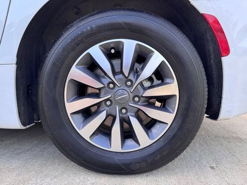 Used 2024 Chrysler Pacifica Limited FWD image 25