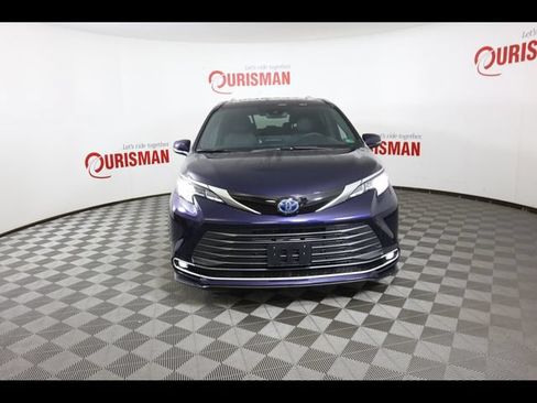 Used 2025 Toyota Sienna Limited AWD/4WD image 31
