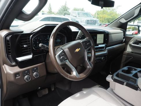 Used 2022 Chevrolet Silverado 1500 LT AWD/4WD image 12