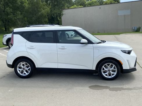 Used 2023 Kia Soul LX w/ LX Technology Package FWD image 7