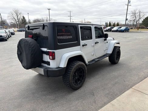 Used 2017 Jeep Wrangler Unlimited Sahara w/ Dual Top Group AWD/4WD image 4