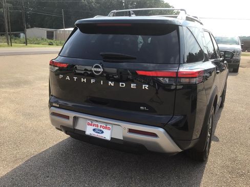 Used 2024 Nissan Pathfinder SL FWD image 11