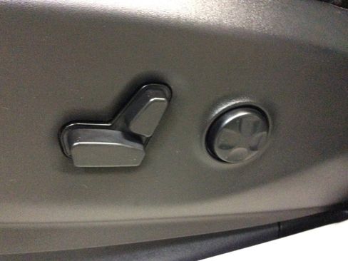 Used 2024 Chrysler Pacifica Touring-L image 17