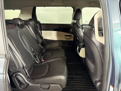 Used 2023 Kia Carnival EX FWD image 18
