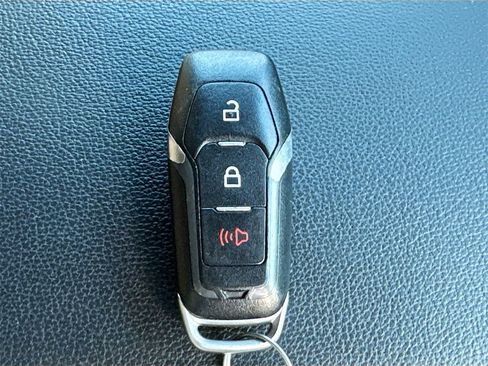 Used 2017 Ford Explorer XLT image 29