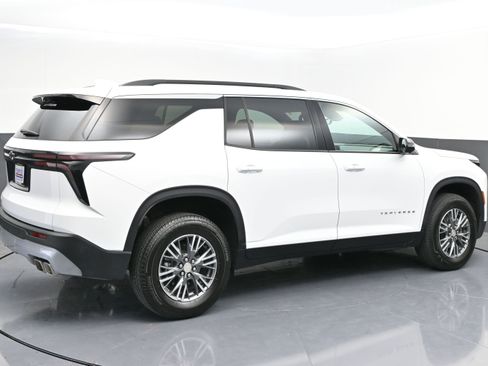 Used 2026 Chevrolet Traverse LT w/ Driver Confidence Package FWD image 7