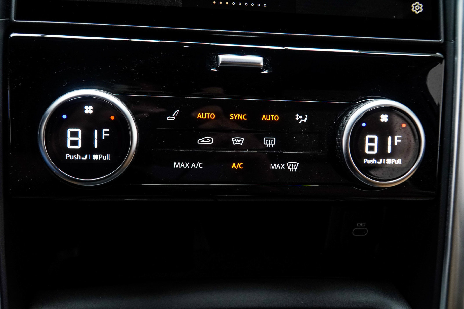 Used 2024 Land Rover Discovery Dynamic SE AWD/4WD image 23