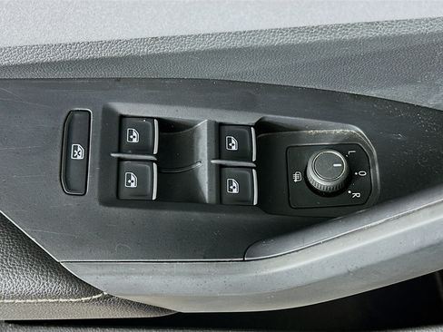 Used 2025 Volkswagen Jetta SE FWD image 15