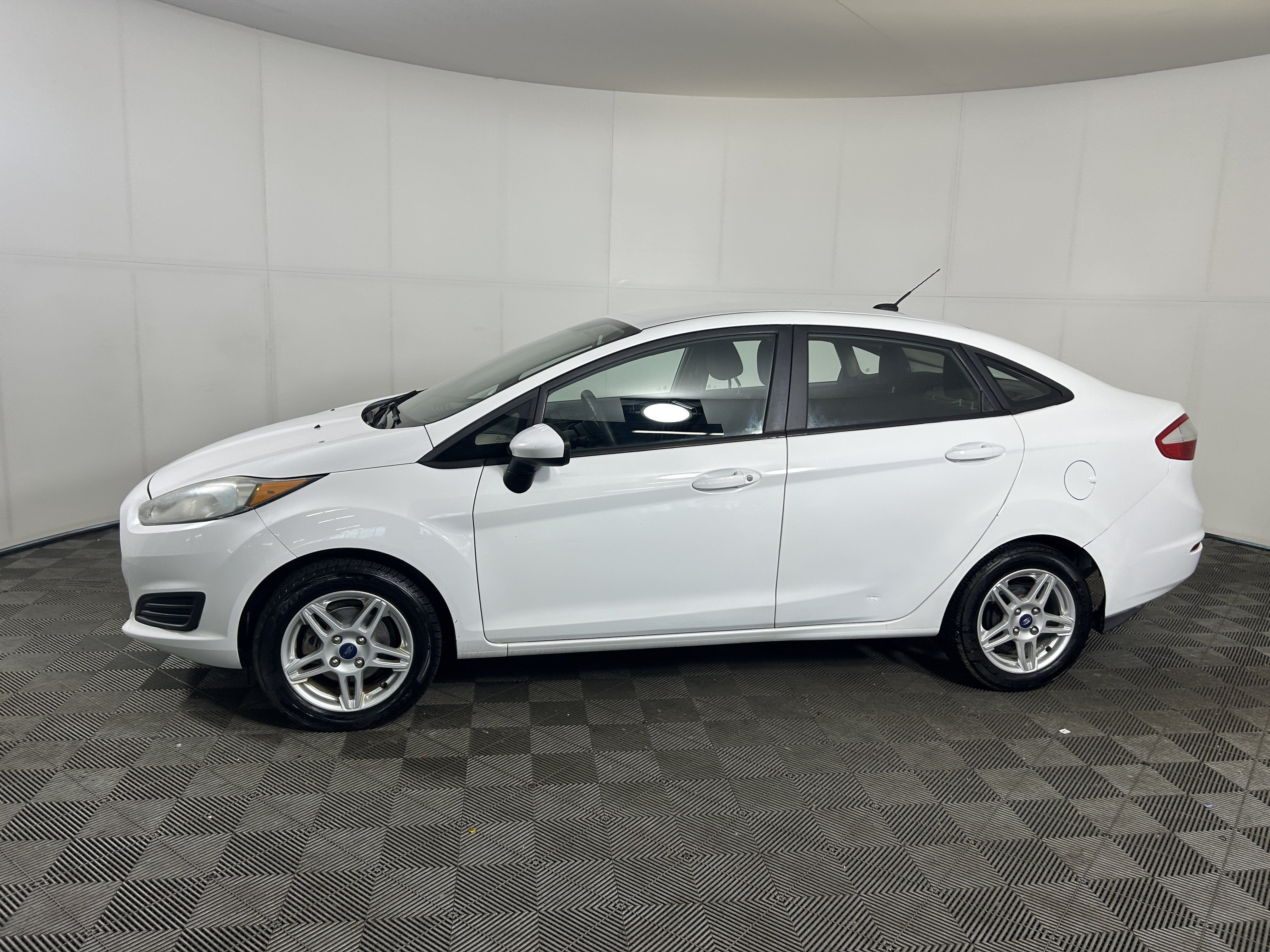 Used 2019 Ford Fiesta SE FWD image 2