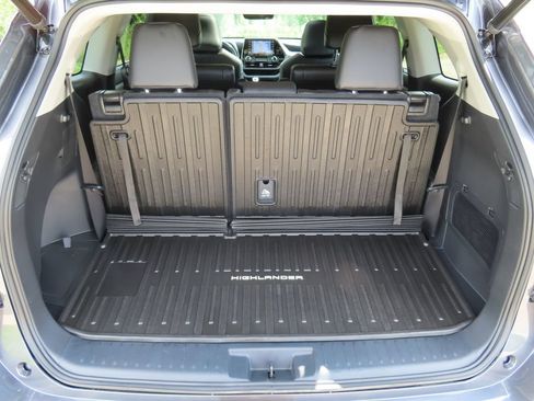 Used 2022 Toyota Highlander XLE AWD/4WD image 22