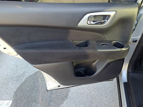 Used 2020 Nissan Pathfinder S image 11