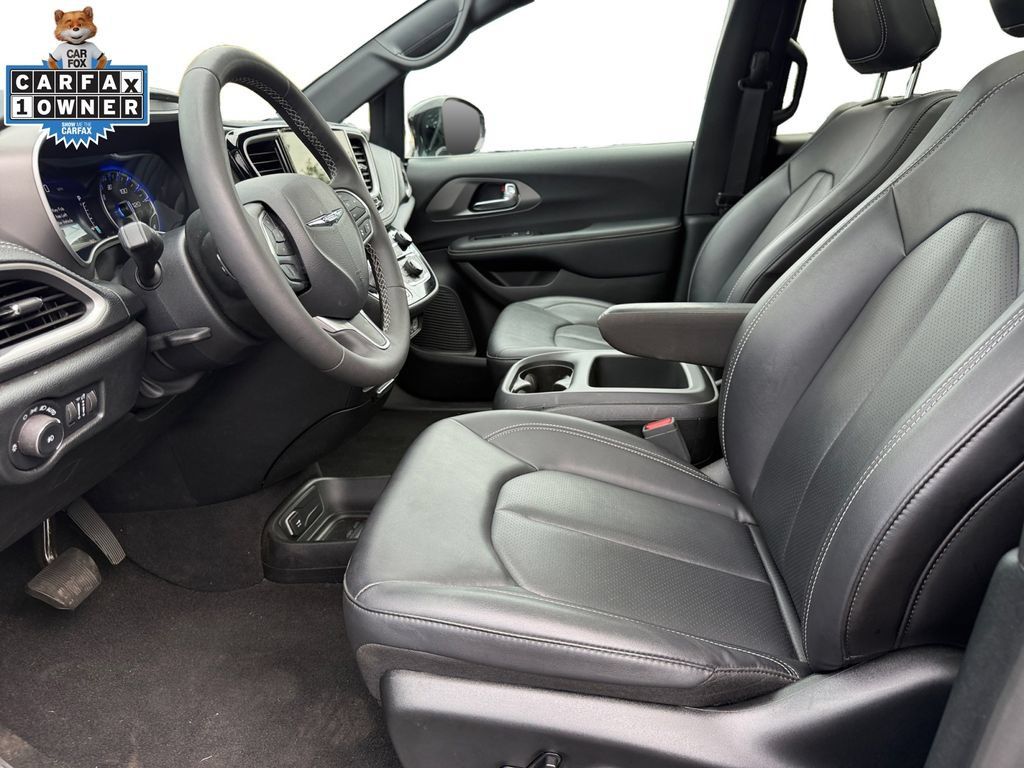 Used 2025 Chrysler Pacifica Select AWD/4WD image 9