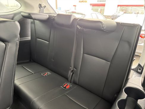 Used 2023 Toyota Highlander XLE AWD/4WD image 28