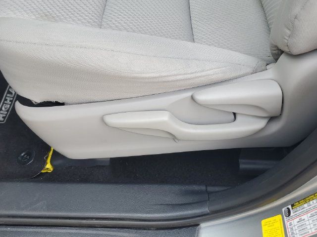 Used 2019 Toyota Highlander LE FWD image 21