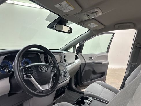 Used 2019 Toyota Sienna LE image 26