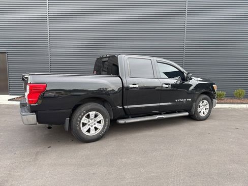 Used 2019 Nissan Titan SV image 4