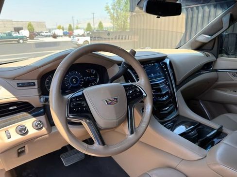 Used 2019 Cadillac Escalade Platinum AWD/4WD image 12