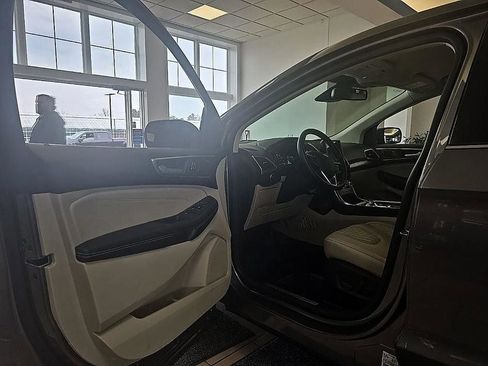 Used 2023 Ford Edge Titanium image 10
