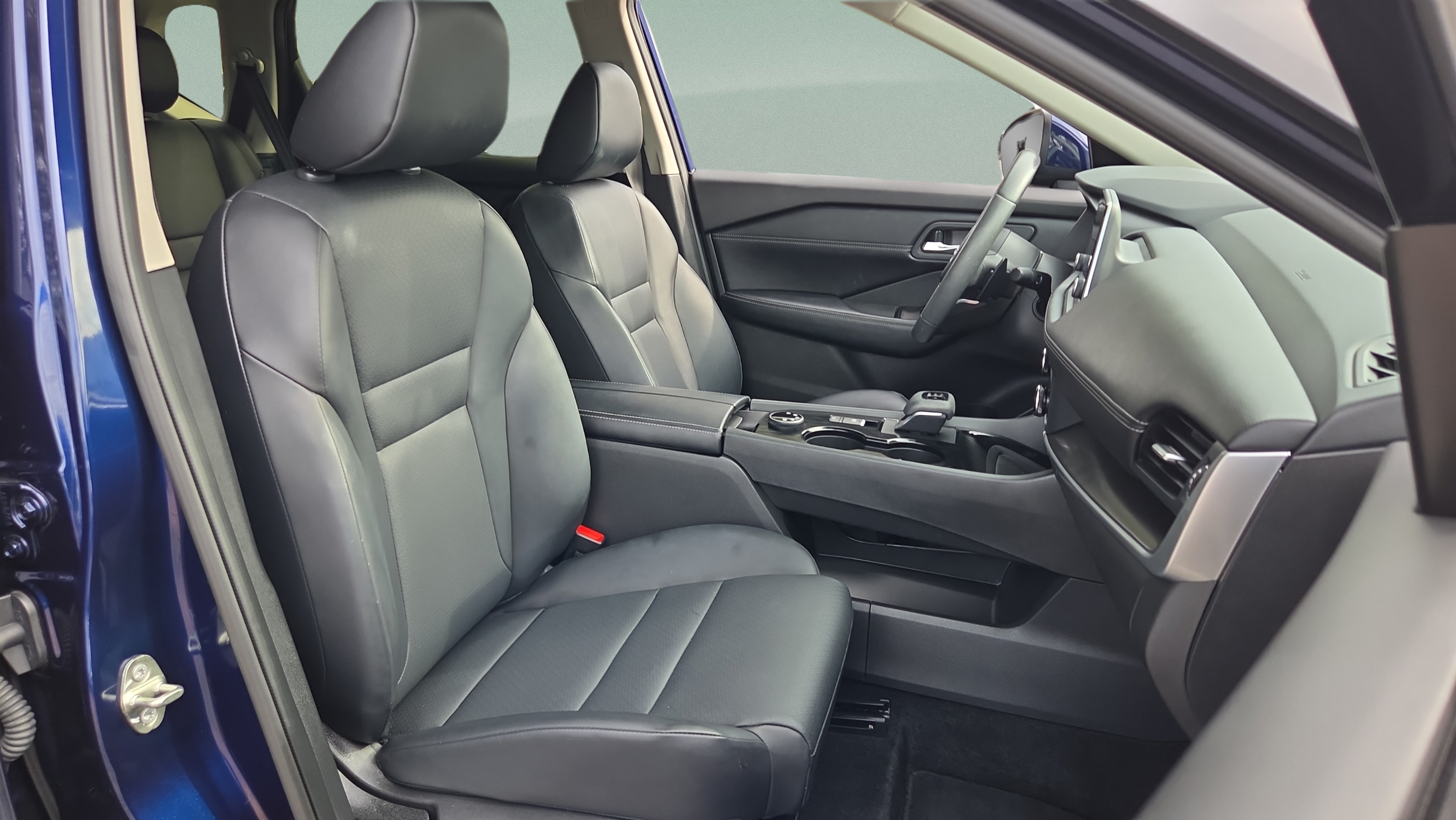Used 2024 Nissan Rogue SV w/ SV Premium Package AWD/4WD image 19