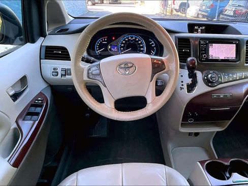 Used 2013 Toyota Sienna XLE FWD image 6