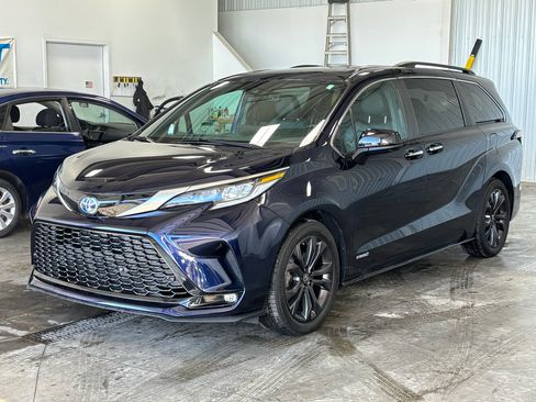 Used 2021 Toyota Sienna XSE image 15