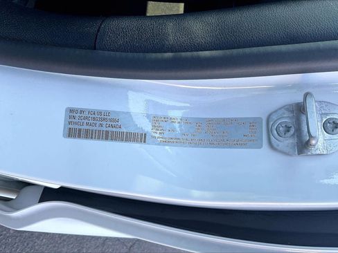 Used 2025 Chrysler Pacifica Select FWD image 3