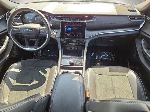 Used 2025 Jeep Grand Cherokee Altitude AWD/4WD image 17