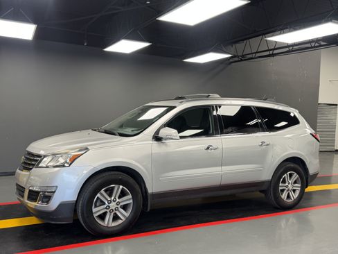 Used 2015 Chevrolet Traverse LT FWD image 2
