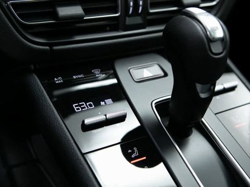 Used 2025 Porsche Macan image 26