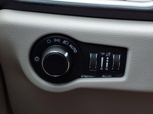 Used 2022 Chrysler Voyager LX FWD image 21