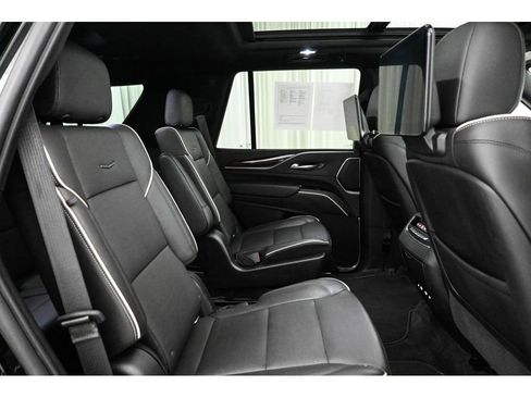 Used 2021 Cadillac Escalade Premium Luxury AWD/4WD image 18