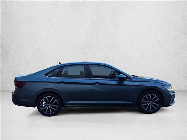 Used 2025 Volkswagen Jetta SE FWD image 4