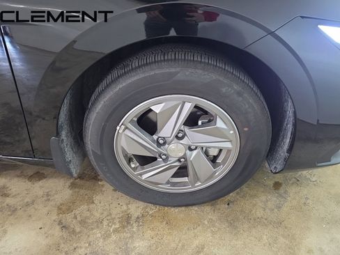 Used 2025 Hyundai Elantra SE image 35