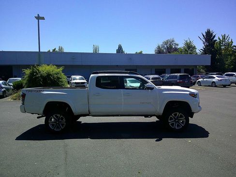 Used 2016 Toyota Tacoma TRD Sport AWD/4WD image 6