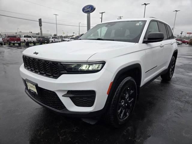 Used 2025 Jeep Grand Cherokee 4WD image 4