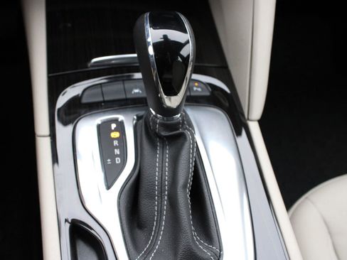 Used 2019 Buick Regal Essence w/ Driver Confidence Package I image 28