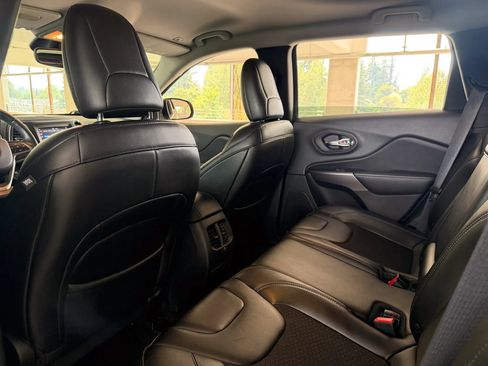 Used 2019 Jeep Cherokee Latitude Plus w/ Comfort/Convenience Group AWD/4WD image 16