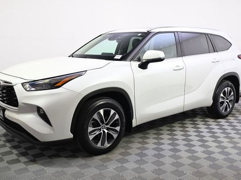 Used 2022 Toyota Highlander XLE image 2