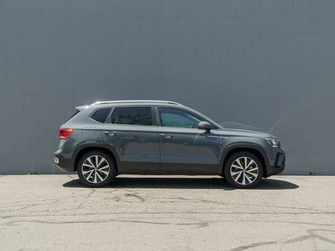 Used 2023 Volkswagen Taos SE w/ Panoramic Sunroof Package AWD/4WD image 8