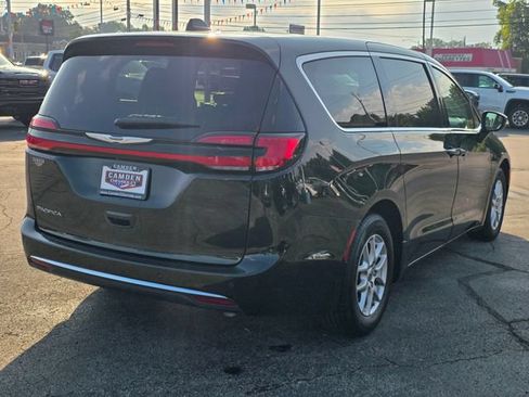 Used 2023 Chrysler Pacifica Touring-L FWD image 14