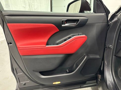 Used 2025 Toyota Highlander XSE image 8