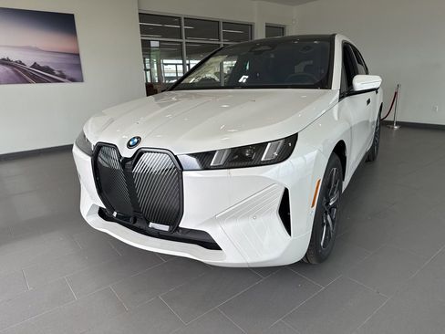 New 2026 BMW iX xDrive60 image 3