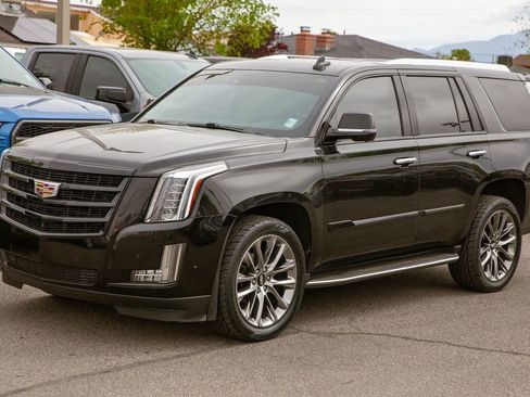 Used 2020 Cadillac Escalade Luxury w/ Escalade Sport Edition AWD/4WD image 9
