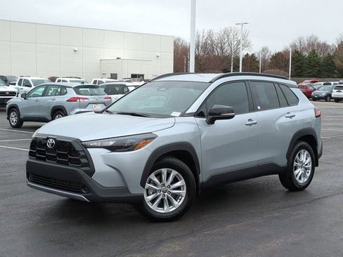 Used 2026 Toyota Corolla Cross LE image 2