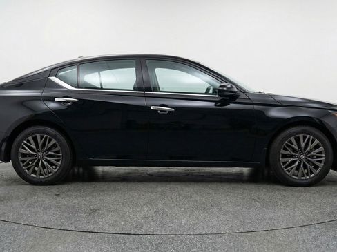 Used 2025 Nissan Altima 2.5 SV FWD image 11