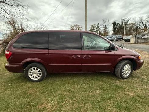 Used 2002 Chrysler Town & Country LX image 6