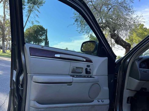 Used 2003 Lincoln Town Car Signature image 19