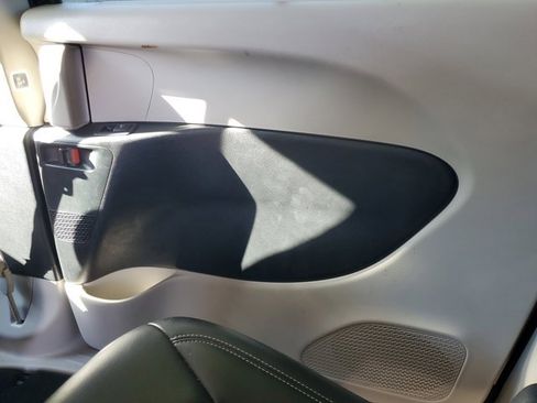 Used 2024 Chrysler Pacifica Touring-L image 18