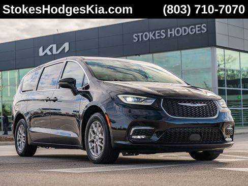 Used 2024 Chrysler Pacifica Touring-L image 1