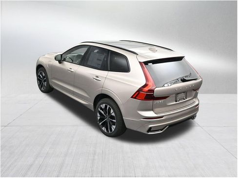 New 2026 Volvo XC60 T8 Plus w/ Protection Package Premier AWD/4WD image 15
